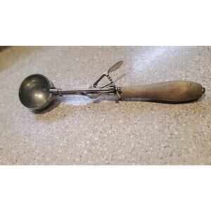 Vintage Gilchrist 31 Ice cream Scooper